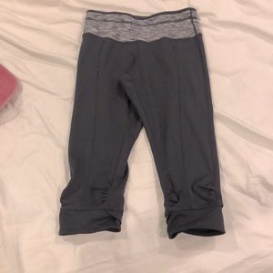Knee length grey leggings